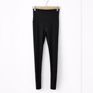 Victoria’s Secret Black Leggings – Size 6 – Side Pockets